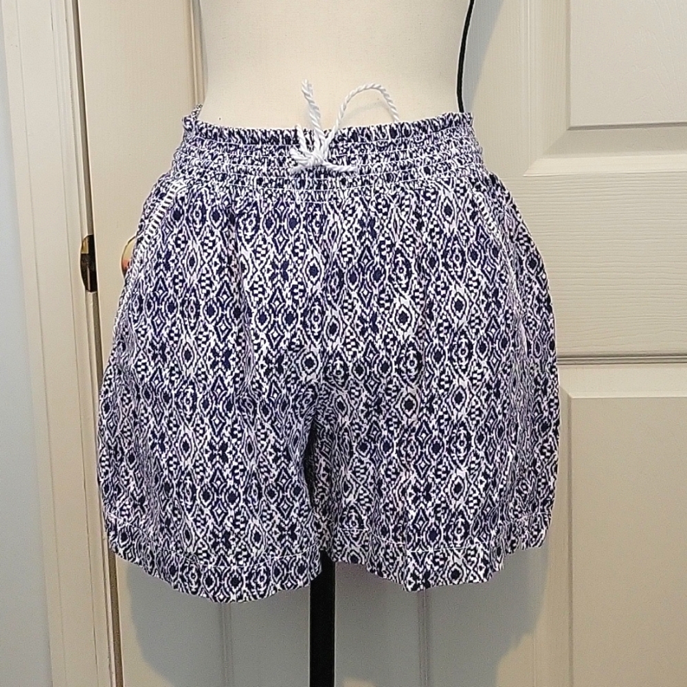 Briggs linen blend blue/white draw-string shorts, Size Medium. 4 pockets.